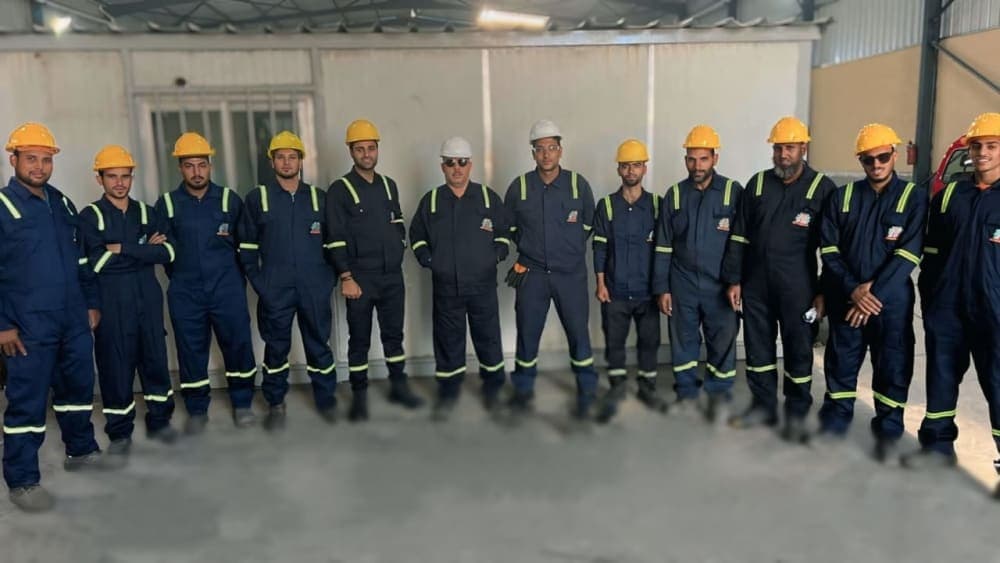 عمال بناء يقومون بتجميع هياكل معدنية